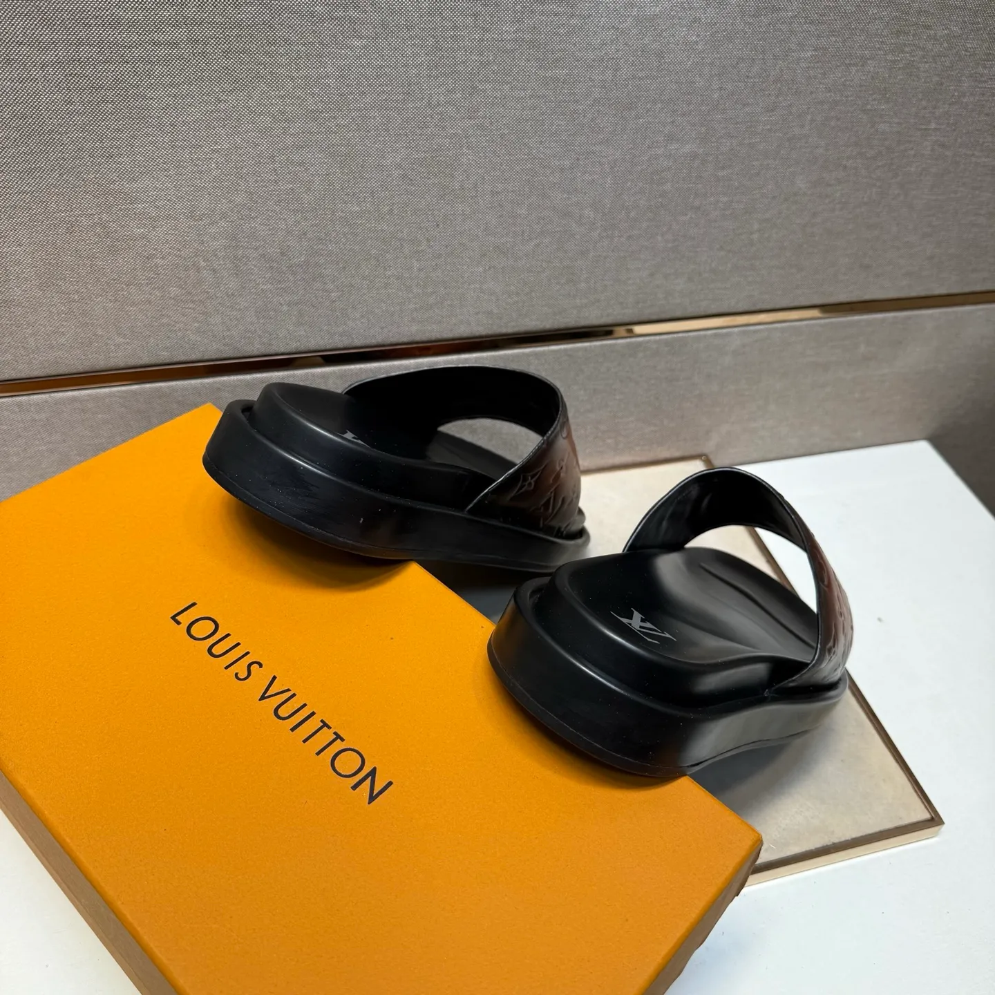 ⬛️Men's shoes 💰p400 [LV～] Men's casual slippers 2025z cabinet sales simultaneously 🔶Size: 39-44#️⃣ 🔷4 colors🔜The upper is made of cowhide stitching➕Genuine leather lining, comfortable and breathable, sole: original comfortable and wear-resistant outsole, ⚠️Real 📱Photographed🎬The real thing is better📢📢📢